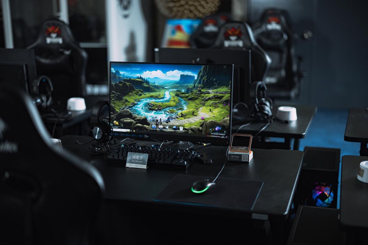 暗い部屋の中で光るゲーミングPCのモニターと高齢者のeスポーツ
