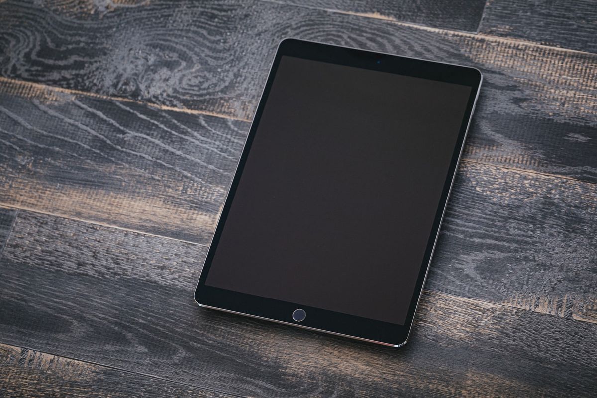 黒い板の間に置かれたタブレットとデジタル技術の象徴